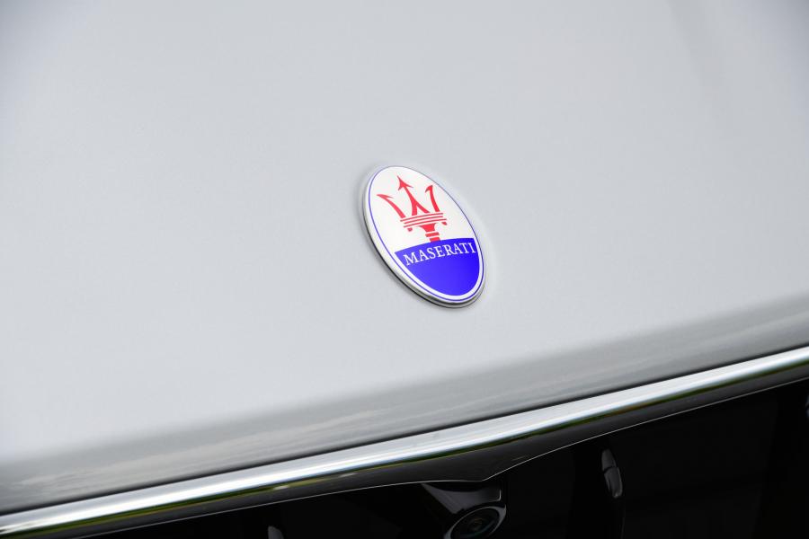 Логотип Maserati Levante S Q4 GranSport 2017 года  (AU) (фото 8 из 36)